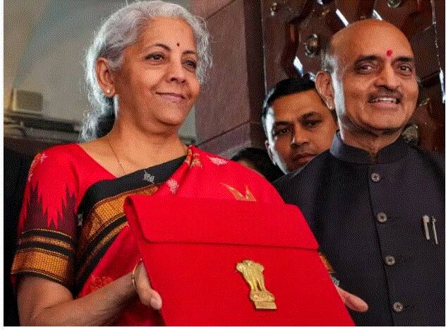 ਕੀ ਹੈ ਪ੍ਰਧਾਨ ਮੰਤਰੀ ਗਰੀਬ ਕਲਿਆਣ ਯੋਜਨਾ ?  ਦਰਅਸਲ, ਕੋਰੋਨਾ ਮਹਾਮਾਰੀ ਦੌਰਾਨ ਭਾਰਤ ਦੇ ਹਰ ਘਰ ਵਿੱਚ ਕਿਸੇ ਨੂੰ ਭੁੱਖਾ ਨਾ ਸੌਣਾ ਪਵੇ, ਇਸ ਗੱਲ ਨੂੰ ਧਿਆਨ ਵਿੱਚ ਰੱਖਦੇ ਹੋਏ ਮੋਦੀ ਸਰਕਾਰ ਨੇ ਪ੍ਰਧਾਨ ਮੰਤਰੀ ਗਰੀਬ ਕਲਿਆਣ ਅੰਨ ਯੋਜਨਾ (PMGKAY) ਸ਼ੁਰੂ ਕੀਤੀ। ਇਸ ਵਿੱਚ ਗਰੀਬਾਂ ਜਾਂ ਲੋੜਵੰਦਾਂ ਨੂੰ 5 ਕਿਲੋ ਮੁਫਤ ਅਨਾਜ ਦੇਣ ਦੀ ਵਿਵਸਥਾ ਹੈ। ਕੇਂਦਰ ਸਰਕਾਰ ਦੀ ਪ੍ਰਧਾਨ ਮੰਤਰੀ ਗਰੀਬ ਕਲਿਆਣ ਯੋਜਨਾ ਦੇ ਤਹਿਤ 80 ਕਰੋੜ ਗਰੀਬ ਲੋਕਾਂ ਨੂੰ ਮੁਫਤ ਰਾਸ਼ਨ ਦਾ ਲਾਭ ਦਿੱਤਾ ਜਾ ਰਿਹਾ ਹੈ। ਸਤੰਬਰ, 2022 ਵਿੱਚ ਇਸ ਸਕੀਮ ਨੂੰ ਬੰਦ ਕਰਨ ਦਾ ਫੈਸਲਾ ਕੀਤਾ ਗਿਆ ਸੀ ਪਰ ਬਾਅਦ ਵਿੱਚ ਸਰਕਾਰ ਨੇ ਇਸ ਨੂੰ ਹੋਰ ਵਧਾ ਦਿੱਤਾ।