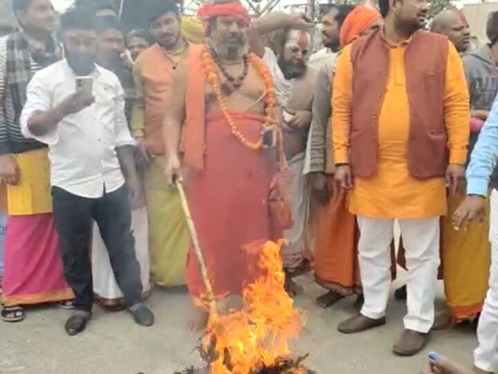 Ramcharitmanas Row Big march of saints against Swami Prasad Maurya in Ayodhya ANN Ramcharitmanas Row: अयोध्या में स्वामी प्रसाद मौर्य के खिलाफ साधु-संतों का बड़ा मार्च, फूंका पुतला, की ये बड़ी मांग