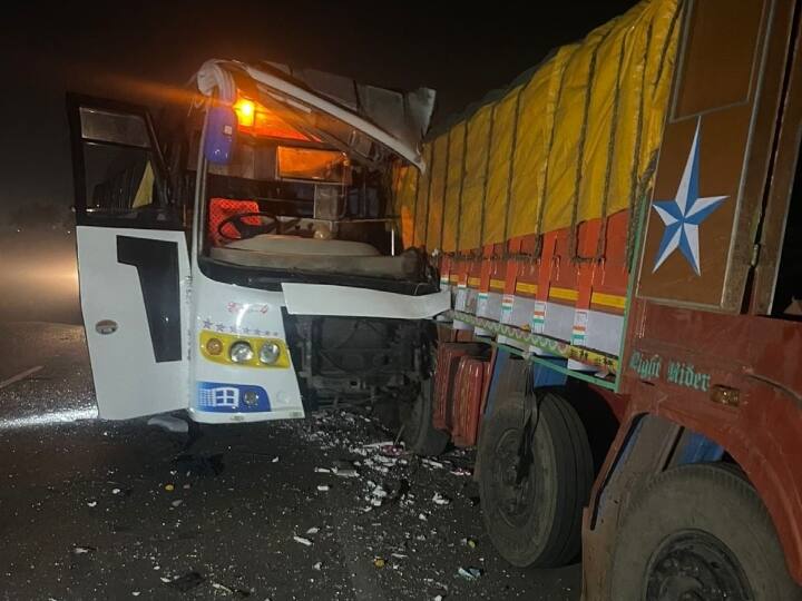 maharashtra 4 dead bus truck collide on pune solapur highway 15 injured Maharashtra: पुणे-सोलापुर हाईवे पर खड़े ट्रक में जा भिड़ी लग्जरी बस, 4 की मौत, 15 घायल