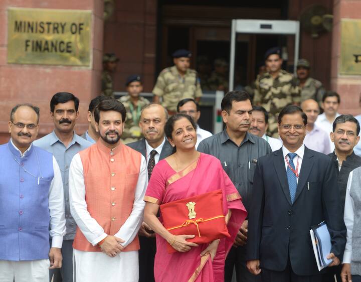 চলতি বছরের বাজেট পেশ করতে চলেছেন অর্থমন্ত্রী নির্মলা সীতারামন। প্রতিবছর এই দিনেই আশা-আশঙ্কা নিয়ে নানা দোলাচলে থাকেন দেশের নানা স্তরের সাধারণ বাসিন্দা। বুধবার সকাল ১১টা নাগাদ বাজেট বক্তৃতা শুরু হবে। ২০২৪ -এর আগে মোদি সরকারের শেষ পূর্ণাঙ্গ বাজেট (Union Budget) এটি। আগামী বছরেই রয়েছে লোকসভা নির্বাচন। ফলে এই বাজেটে কী দেবে, তা নিয়ে ইতিমধ্যেই শুরু হয়েছে নানা আলোচনা-জল্পনা। কোন কোন ক্ষেত্রে কী কী আশা করা যাচ্ছে?