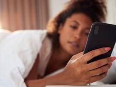 सकाळी उठल्यानंतर लगेच मोबाईल पाहताय? ताबडतोब बदला ही सवय, अन्यथा होईल वाईट परिणाम  