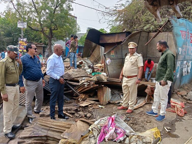 maharashtra News Aurangabad News The JCB was moved by the Municipal Corporation to the former corporator Jhunka Bhakar Kendra There was a crowd to protest औरंगाबादमध्ये माजी नगरसेवकाच्या झुणका भाकर केंद्रावर महापालिकेने फिरवला जेसीबी; विरोधासाठी जमाव जमला पण...