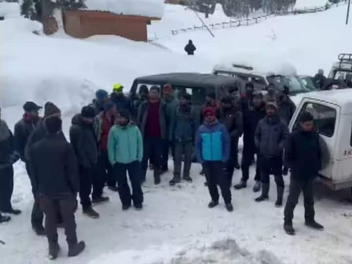 જમ્મુ-કાશ્મીરમાં બરફવર્ષા બાદ રિસોર્ટમાંથી જીવ બચાવીને બહાર આવી રહેલા પ્રવાસીઓ.