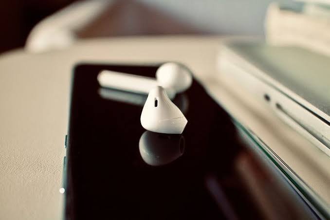 Wireless Buds: हर किसी को म्यूजिक सुनने का शौक होता है. ऐसे में इस वैलेंटाइन आप पार्टनर को वायरलेस बड गिफ्ट में दे सकते हैं. यह सबसे बेस्ट ऑप्शन में से एक माना जाता है. यह डिवाइस 22 घंटे की बैटरी बैकअप के साथ आती है. इसमें इमर्सिव गेम मोड और शानदार साउंड क्वालिटी जैसे फीचर्स मिलते हैं.