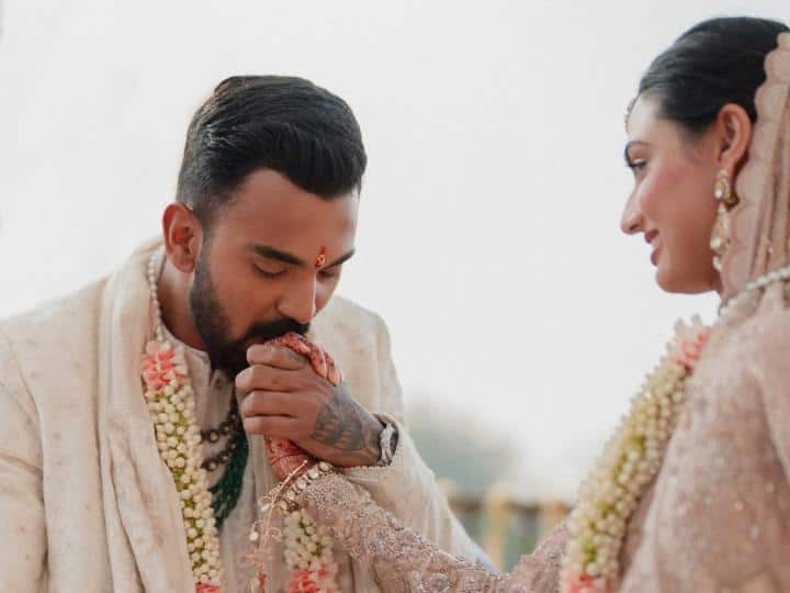 Athiya Shetty-KL Rahul: शादी के बाद रोमांटिक हुए अथिया शेट्टी-केएल राहुल, वीडियो में एक-दूसरे को किस करते आए नजर Kl rahul sweet kiss to his wife athiya shetty in latest video watch here Athiya Shetty-KL Rahul: शादी के बाद रोमांटिक हुए अथिया शेट्टी-केएल राहुल, वीडियो में एक-दूसरे को किस करते आए नजर