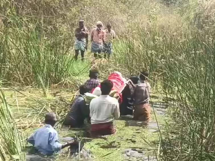 As there is no road to the cemetery, the body has to be carried across the river for burial in coimbatore TNN கோவை: மயானப் பாதை பிரச்சனை - உடலை அடக்கம் செய்ய ஆற்றில் இறங்கி தூக்கிச் செல்லும் அவலம்