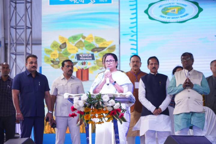 সভা থেকে বিজেপিকেও নিশানা করেছেন মমতা। তিনি বলেন, 'অন্য রাজ্য়গুলোর দিকে তাকিয়ে দেখুন। বিজেপি রাজ্যগুলোতে, অত্যাচার করা ছাড়া, সন্ত্রাস করা ছাড়া, আর কোনও কাজ নেই। আর সকাল থেকে সন্ধে পর্যন্ত শুধু আমাকে গালাগালি দিয়ে বেড়াচ্ছে। আমি বলি আমাকে যত ইচ্ছে গালাগালি দাও। তুমি আমাকে দুটো গালে দুটো থাপ্পড়ও মারতে পারো। কিন্তু মনে রাখবে, আমার মুখ বন্ধ করা যাবে না। আমি গরিবের জন্য কথা বলি,  আমি সাধারণ মানুষের জন্য় কথা বলি।'