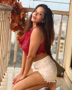 Monalisa Photos: 40 की उम्र में क्रॉप टॉप और शॉर्ट्स में मोनालिसा ने दिखाई दिलकश अदाएं, तस्वीरों ने बनाया फैंस को दीवाना