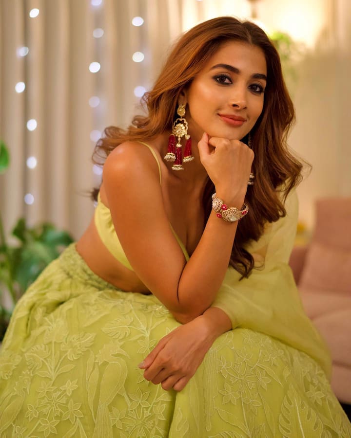 తాజాగా ఈ ముద్దుగుమ్మ పోస్టు చేసి ఫోటోలు నెటిజన్లు తెగ ఆకట్టుకుంటున్నాయి. Photo Credit: Pooja Hegde/Instagram