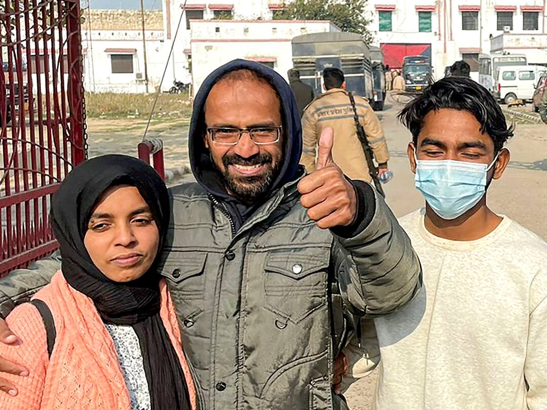 Kerala Journalist Siddique Kappan Out On Bail, Says 'False Allegations Put Against Me' Kerala journalist Siddique Kappan released from UP jail on bail, says 'False allegations put against me' Kerala Journalist Siddique Kappan Out On Bail, Says 'False Allegations Put Against Me'