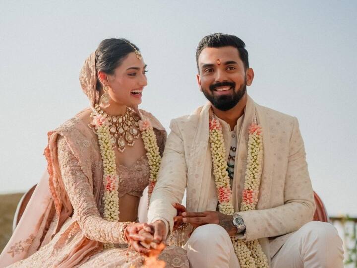 अथिया शेट्टी और केएल राहुल की शादी में मिले गिफ्ट्स को लेकर पाकिस्तानी एंकर्स में छिड़ी बहस अथिया शेट्टी और केएल राहुल की शादी में मिले गिफ्ट्स को लेकर पाकिस्तानी एंकर्स में छिड़ी बहस