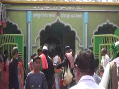 उपजिल्हाधिकारी वडदकर,पोलीस अधीक्षक आर रागसुधा यांच्या डोक्यावर ताबूत घेऊन संदलने यात्रेला सुरुवात झाली.