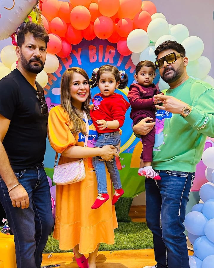 इसके अलावा कपिल शर्मा के बेटे के बर्थडे सेलिब्रेशन की और तस्वीरें भी सामने आई हैं. कपिल की फैमिली फोटो को फैंस खूब पसंद कर रहे हैं. उनके साथ जस्सी जसबीर भी दिखाई दे रहे हैं.