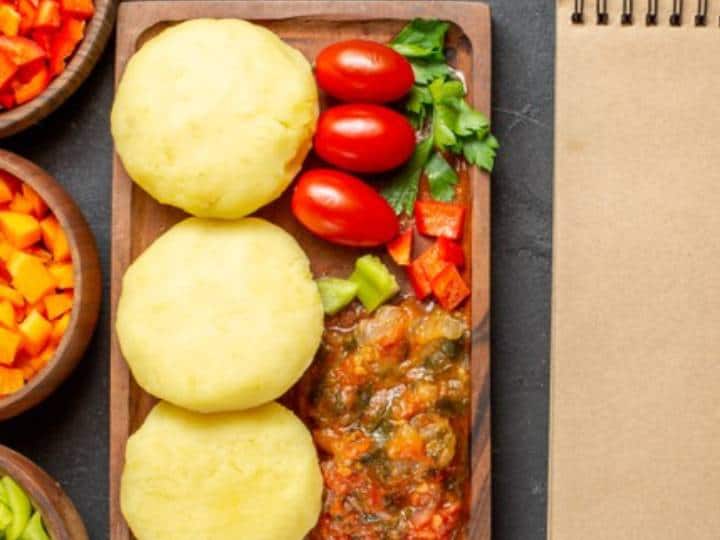 टमाटर के ऊपर के भाग को काट कर बीज निकाल लें.  अब टमाटर को हल्का सा तेल लगाकर चिकना कर लें.अब एक बाउल में कद्दूकस किया हुआ मोज़रेला चीज़ और पार्मेज़ान चीज़ डालें.