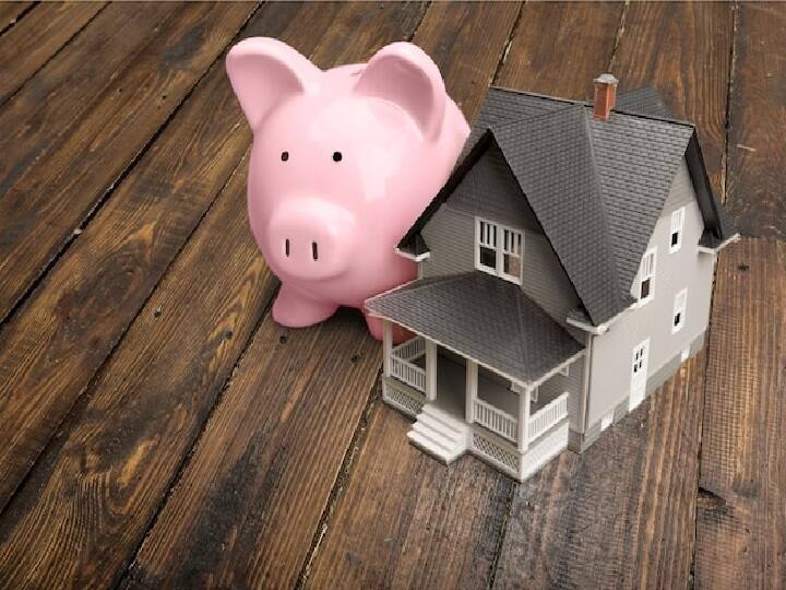 Home Loan Tips: हर व्यक्ति का यह सपना होगा है कि उसका खुद का घर हो. इसके लिए लोग अक्सर बैंक से लोन लेते हैं, लेकिन बैंक से लोन लेना भी कोई आसान काम नहीं होता है.