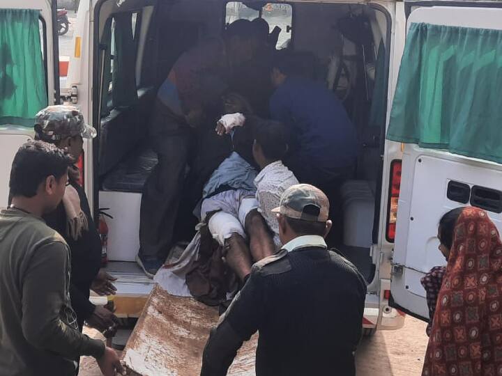 Araria News: अररिया में दो पक्षों के बीच खूनी झड़प, आपसी रंजिश के विवाद में धांय-धांय चलीं गोलियां, छह लोग घायल Araria News: Bloody clash between two parties in Araria, bullets fired in a dispute of mutual enmity, six people injured ann Araria News: अररिया में दो पक्षों के बीच खूनी झड़प, आपसी रंजिश के विवाद में धांय-धांय चलीं गोलियां, छह लोग घायल