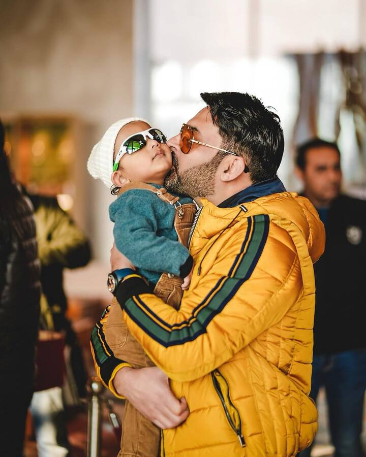 कपिल शर्मा ने बर्थडे सेलिब्रेशन से तस्वीरें शेयर कर की हैं, जिसमें वह छोटे लाडले के गाल पर किस करते हुए उसे प्यार करते नजर आ रहे हैं.