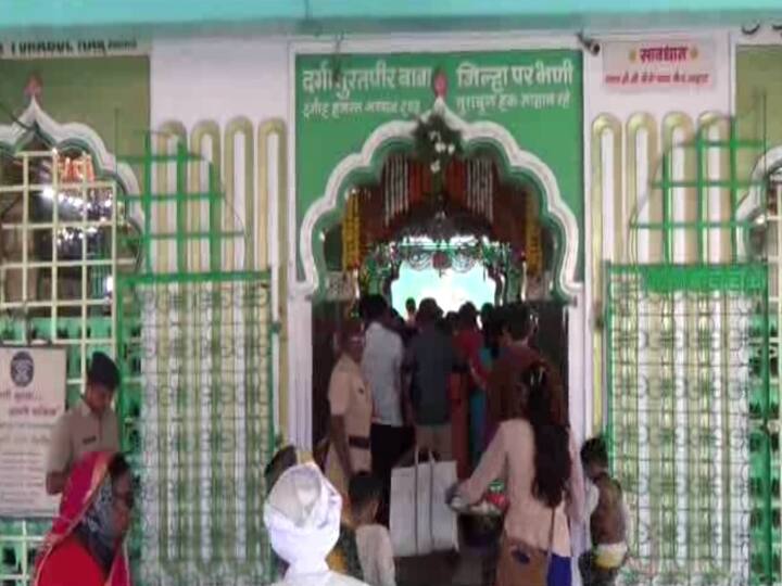 कोरोना मुळे सलग ३ वर्ष रद्द करण्यात आलेल्या परभणीच्या सय्यद शाह तुराबुल हक्क दर्ग्याच्या उर्स यात्रेला यंदा मोठ्या उत्साहात सुरुवात झालीय..