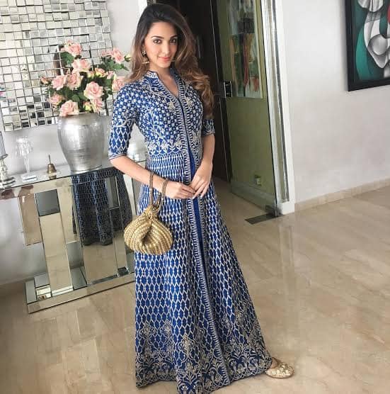 जब भी कियारा आडवाणी (Kiara Advani) अपने सोशल मीडिया पर कोई भी तस्वीर शेयर करती है तो बैकग्राउंड में आईना जरूर नजर आता है. बता दें कि कियारा के सुंदर से लिविंग रूम में यह एक कोने में मिरर लगा हुआ है. (Photo- Instagram)