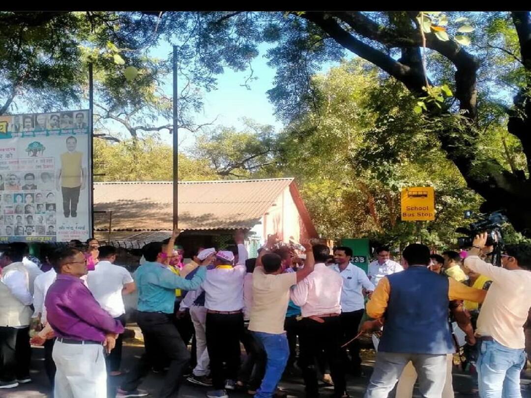 Teachers Constituency Election : नागपुरात महाविकास आघाडीकडून जल्लोषाला सुरुवात; भाजपमध्ये अस्वस्थता! Celebration started from Mahavikas Aghadi in Nagpur Restlessness in the BJP Teachers Constituency Election : नागपुरात महाविकास आघाडीकडून जल्लोषाला सुरुवात; भाजपमध्ये अस्वस्थता!