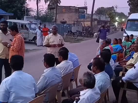 Karur: இடைநிலை ஆசிரியர் கல்வி பயில முறையான அனுமதி இல்லை - ஆசிரியர்கள் போராட்டம் Karur: இடைநிலை ஆசிரியர் கல்வி பயில முறையான அனுமதி இல்லை - ஆசிரியர்கள் போராட்டம்