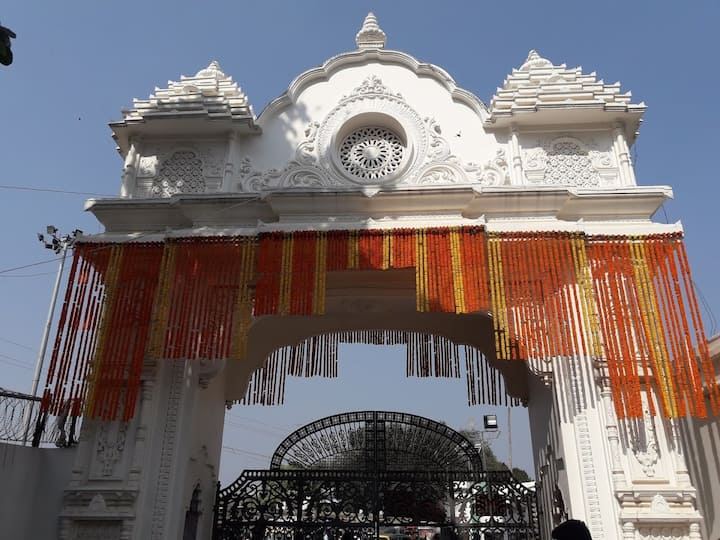 झारखंड के देवघर स्थित बैद्यनाथ धाम का शिव मंदिर अपने आप में बेहद अनोखा है. इसलिए यहां सालभर भक्त दर्शन के लिए आते हैं. मंदिर की खासियत ये है कि त्रिशूल नहीं पंचशूल है जिसे सुरक्षा कवच कहा जाता है.