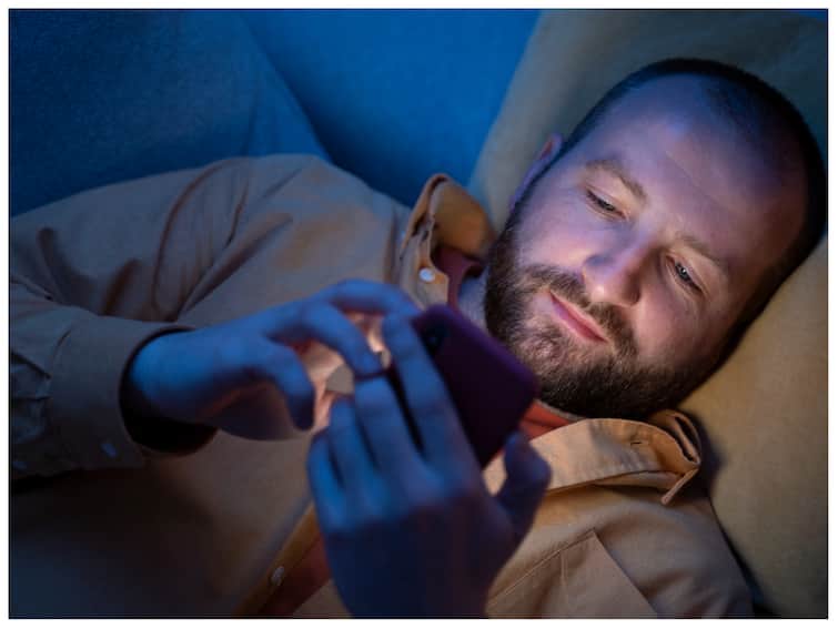 side effects of using phone before sleeping It affects the ability to work the next day report says रात में सोने से पहले फोन इस्तेमाल करते हैं? पढ़िए आपके अगले दिन पर इसका क्या असर पड़ता है