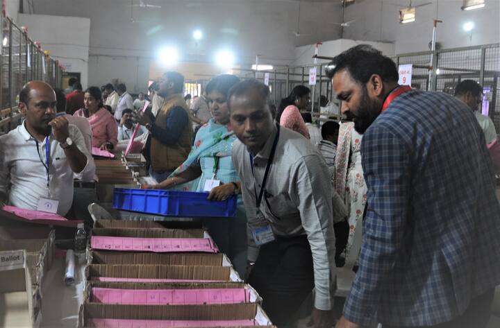 यावेळी जिल्हाधिकारी डॉ. विपीन इटनकर प्रक्रिया सुरळीत पार पडावी म्हणून पूर्णवेळ उपस्थित होते.