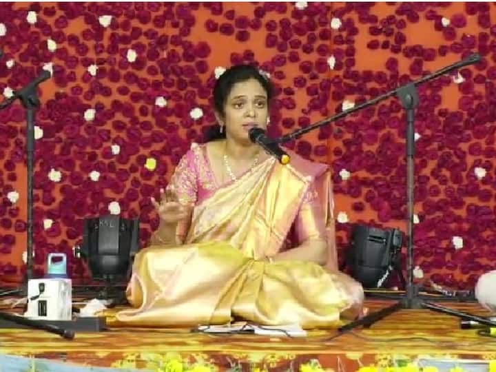 Karimnagar News ZP CEO Priyanka Sings Annamacharya Kirtans in Venkateswara Swamy Brahmotsavam dnn Karimnagar News: వెంకటేశ్వర స్వామి బ్రహ్మోత్సవాల్లో జడ్పీ సీఈఓ గానం