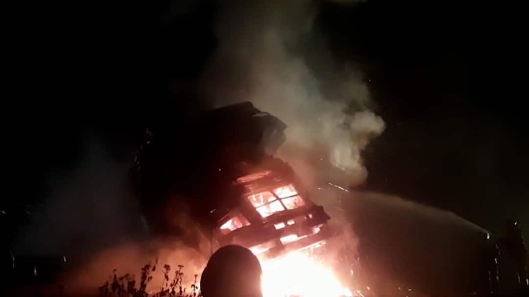 Two Goods Carriage Lorries Had An Head On Collision At Dhupguri Of Jalpaiguri Jalpaiguri Accident: মাঝরাতে পণ্যবোঝাই লরির মুখোমুখি সংঘর্ষে আগুন, জখম চালক ও খালাসি ভর্তি হাসপাতালে