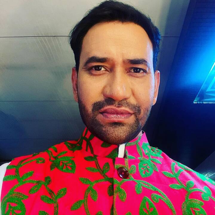 निरहुआ का नाम एयर होस्टेस के साथ पंगे को लेकर भी काफी विवादों में रहा था. बताया जाता है कि नशे की हालत में निरहुआ ने प्लेन में एयर होस्टेस से बदतमीजी कर दी थी, हालांकि बाद में निरहुआ ने उस एयर होस्टेस से माफी मांग कर मामले को ज्यादा तूल पकड़ने से बचा लिया था.