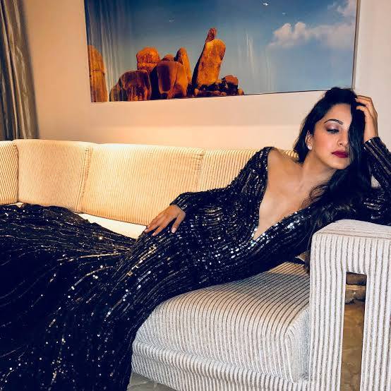 लेकिन आपको बता दें कि कियारा आडवाणी (Kiara Advani) ने अपने खूबसूरत से घर को बहुत ही अच्छी तरीके से सजाया है और अपने लिविंग रूम को वाइट थीम के साथ में डेकोरेट किया है. (Photo- Instagram)