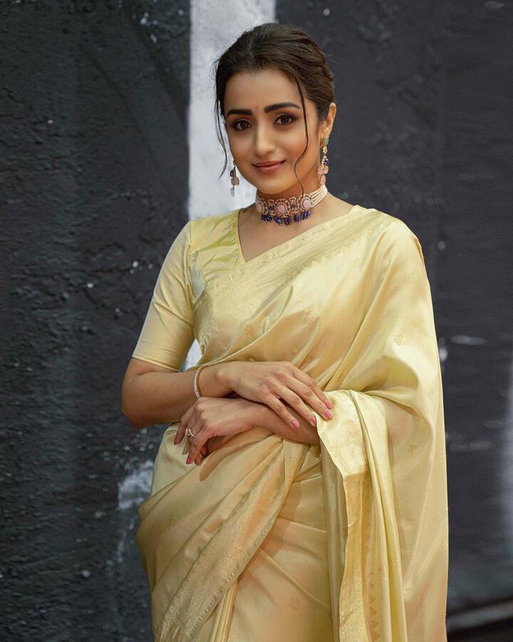 தற்போது, தங்க நிற சேலை அணிந்த போட்டோக்களை அவர் ஷேர் செய்துள்ளார்.
