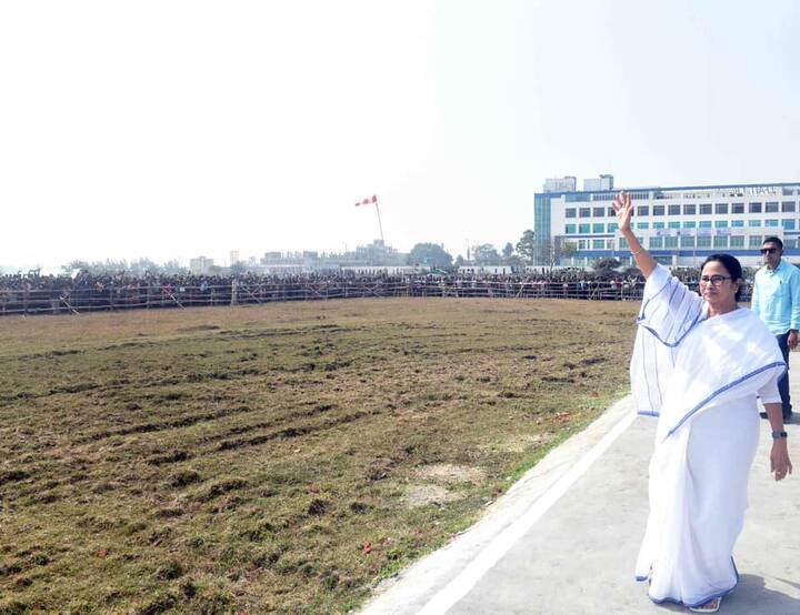 রাজ্য়ে কেন্দ্রীয় প্রতিনিধি দল আসা নিয়েও তীব্র ক্ষোভ উগরে দিয়েছেন মমতা। তিনি বলেন, 'সেন্ট্রাল টিম পাঠাচ্ছ? ছাড়পোকা কামড়ালেও সেন্ট্রাল টিম। কালীপটকা ফাটালেও সেন্ট্রাল টিম। কারও বাড়িতে লক্ষ্মীর ভাণ্ডার থাকলেও সেন্ট্রাল টিম। কে কী জামা-কাপড় পরেছে, তাই দিয়েও সেন্ট্রাল টিম। কে কোন জামা-কাপড় পরবে, সেটাও সেন্ট্রাল টিম। কে ডিম খাবে, নাকি আলুভাজা খাবে, তারজন্যও সেন্ট্রাল টিম। ১০০দিনের কাজের টাকা দিচ্ছ না কেন? পাঠাও সেন্ট্রাল টিম ইমিডিয়েট টাকা দিয়ে। আর তা নইলে জেনে রাখবে, বাংলা দুর্বার আন্দোলন গড়ে তুলবে।'