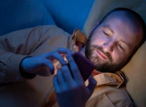 side-effects-of-using-phone-before-sleeping-it-affects-the-ability-to-work-the-next-day-report-says ਰਾਤ ਨੂੰ ਸੌਣ ਤੋਂ ਪਹਿਲਾਂ ਕਰਦੇ ਹੋ ਫੋਨ ਦੀ ਵਰਤੋਂ? ਤਾਂ ਰੁੱਕ ਜਾਓ, ਜਾਣੋ ਅਗਲੇ ਦਿਨ 'ਤੇ ਪੈਂਦਾ ਕੀ ਅਸਰ