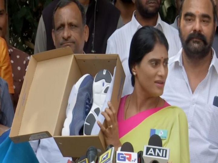 Telangana Politics: वाईएस शर्मिला ने डब्बे में रखे जूते दिखाकर कहा- सीएम केसीआर पदयात्रा में हों शामिल