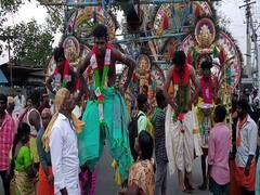 தைப்பூசம்: பழனியில் பறவைக்காவடியில் வந்து பக்தர்கள் நேர்த்திக்கடன்