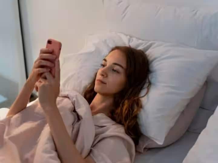 You should not use mobile phone first in the morning know why Health tips: સવારે જાગીને આપ સીધો જ મોબાઇલ યુઝ કરો છો? તો સાવધાન, થઇ શકે છે આ નુકસાન