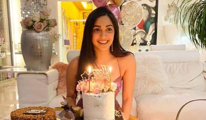 कियारा आडवाणी (Kiara Advani)ने अपने घर की दीवारों को भी काफी सुंदर तस्वीरों से डेकोरेट किया है. उनके घर में एक बड़ी सी बालकनी भी नजर आती है जिसमें काफी खूबसूरत से उन्होंने पेड़ पौधों को लगाया हुआ है. (Photo- Instagram)