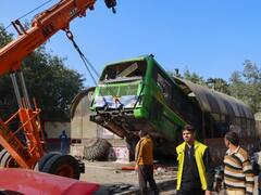 In Pics: कार को टक्कर मारकर सब-वे में जा घुसी DTC की बस, तीन लोग घायल, देखें तस्वीरें