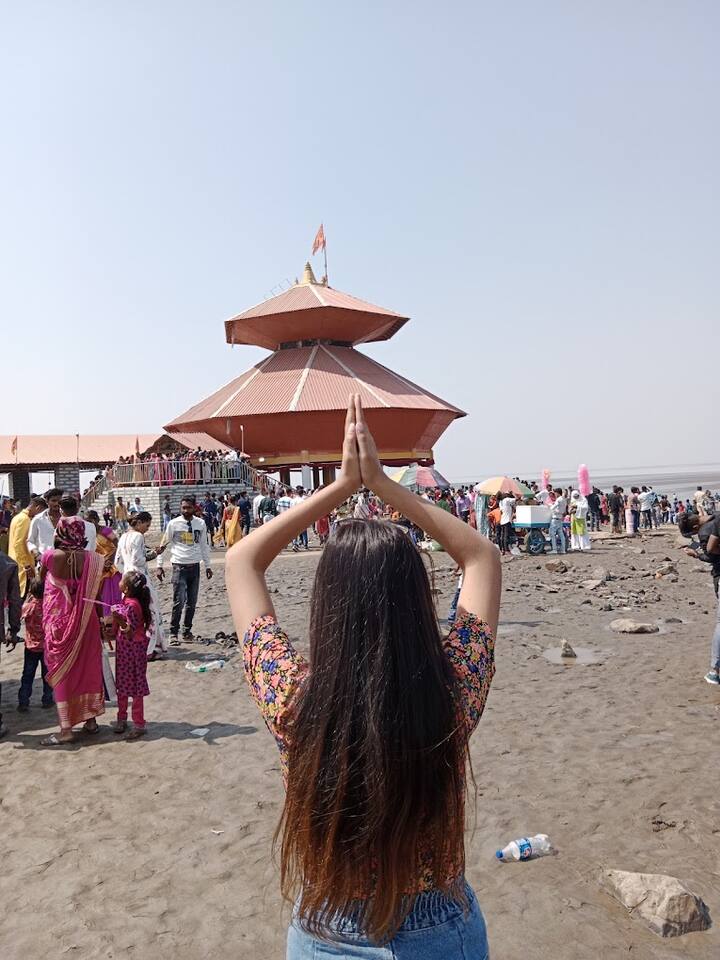 इस मंदिर का अभिषेक खुद समुद्र करता है. बता दें कि भगवान शिव का मंदिर वडोदरा से 85 किलोमीटर दूर स्थित जंबूसर तहसील के कावी-कंबोई गांव में है. इस मंदिर का नाम स्तंभेश्वर है.