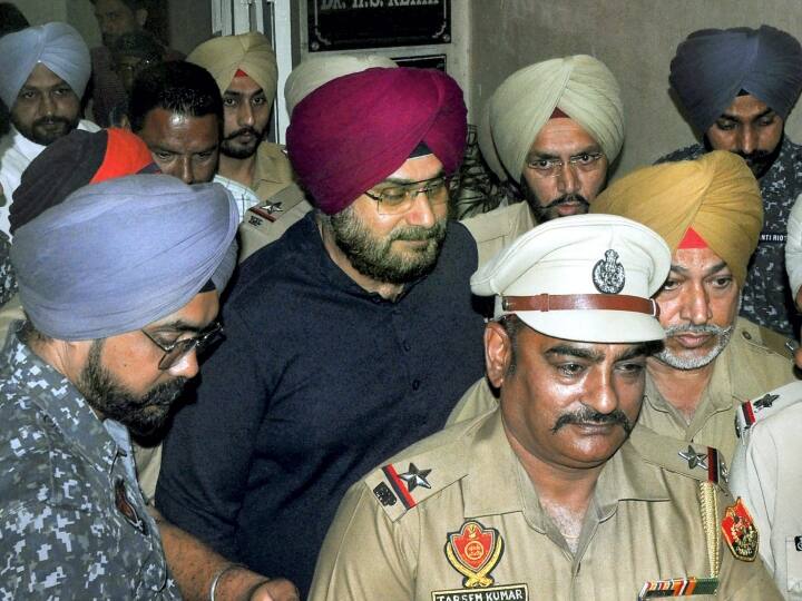 AAP snatches Navjot Singh Sidhu security calls back 4 policemen posted at Patiala house Punjab: नवजोत सिंह सिद्धू के घर से हटाई सुरक्षा, ड्यूटी पर तैनात चार पुलिसकर्मियों को वापस बुलाया गया