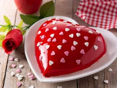 Valentines Day: ਅਸੀਂ ਖਾਸ ਮੌਕਿਆਂ ਤੇ ਕੇਕ ਕੱਟਦੇ ਹਾਂ ਅਤੇ ਜਦੋਂ ਪਿਆਰ ਦਾ ਦਿਨ ਹੋਵੇ, ਤਾਂ ਆਪਣੇ ਸਾਥੀ ਲਈ ਕੇਕ ਆਰਡਰ ਕਰਨਾ ਤਾਂ ਬਣਦਾ ਹੈ। ਅਜਿਹੇ ਚ ਅਸੀਂ ਤੁਹਾਨੂੰ ਦੱਸਦੇ ਹਾਂ ਕਿ ਤੁਸੀਂ ਕਿਸ ਤਰ੍ਹਾਂ ਦਾ ਕੇਕ ਤਿਆਰ ਕਰ ਸਕਦੇ ਹੋ।