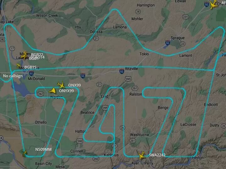 Boeing 747 plane Last delivered in regal send-off Its world most recognisable planes, see pictures Boeing 747: हवाई यात्रा में क्रांति लाने वाले बोइंग 747 के आखिरी विमान को शाही विदाई, आप भी देखें तस्वीर