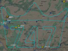 हवाई यात्रा में क्रांति लाने वाले बोइंग 747 के आखिरी विमान को शाही विदाई, आप भी देखें तस्वीर
