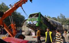 In Pics: कार को टक्कर मारकर सब-वे में जा घुसी DTC की बस, तीन लोग घायल, देखें तस्वीरें