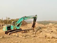 PHOTO : मुंबई-वडोदरा द्रुतगती मार्गाच्या कामामुळे स्थानिकांच्या घरांना तडे