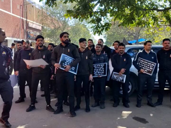 Chandigarh Bar and Restaurant Association traders dressed in black took to the streets performed Chandigarh में रेस्टोरेंट-होटल बंद! काले कपड़े पहनकर सड़कों पर उतरे कर्मचारी, जानिए क्या है पूरा मामला
