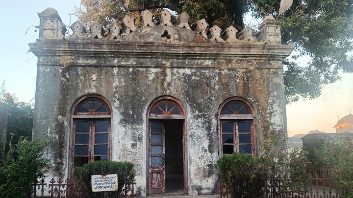 इतिहासकारों की मानें तो क्रोधी स्वभाव का दोस्त मोहम्मद खान मंगल गढ़ से लूट मचा कर लौट रहा था. सन 1715 में उसने जगदीशपुर पर आक्रमण किया था, लेकिन असफलता मिलने पर उसने तत्कालीन राजपूत शासक देवरा चौहान को षड्यंत्र से रात्रि भोज में बुलाकर मारने की साजिश रची, जिसमें वह सफल रहा. उसके बाद जगदीशपुर पर दोस्त मोहम्मद ने कब्जा कर लिया और इस स्थान का नाम बदलकर इस्लामनगर कर दिया. तब से अब तक यह नगर इस्लामनगर के नाम से जाना जाता था, जिसका इतिहास एक बार फिर बदल गया. फिर से जगदीशपुर अपने ऐतिहासिक नाम की ओर लौटा है.