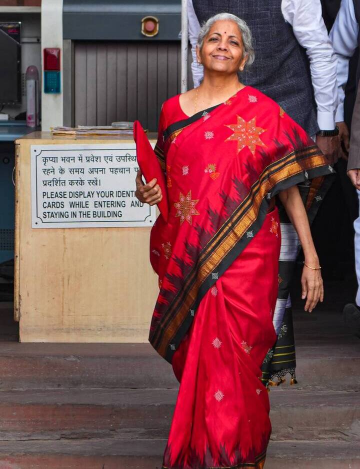 Budget 2023: वित्त मंत्री निर्मला सीतारामन ने बुधवार को केंद्रीय बजट पेश किया, जिसमें उन्होंने मैरून रंग की साड़ी पहनी थी.